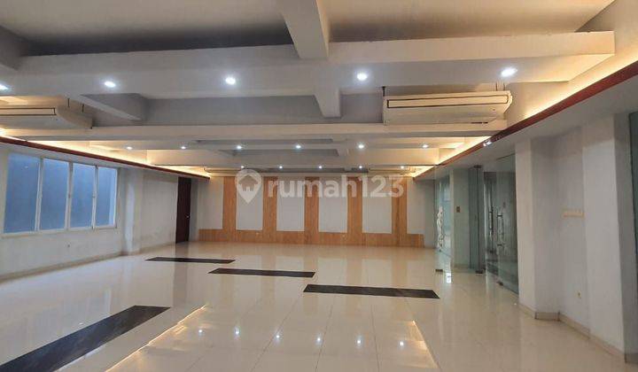 Disewa Showroom/Office/Guesthouse 22 Kamar Tidur Di Kutisari Surabaya