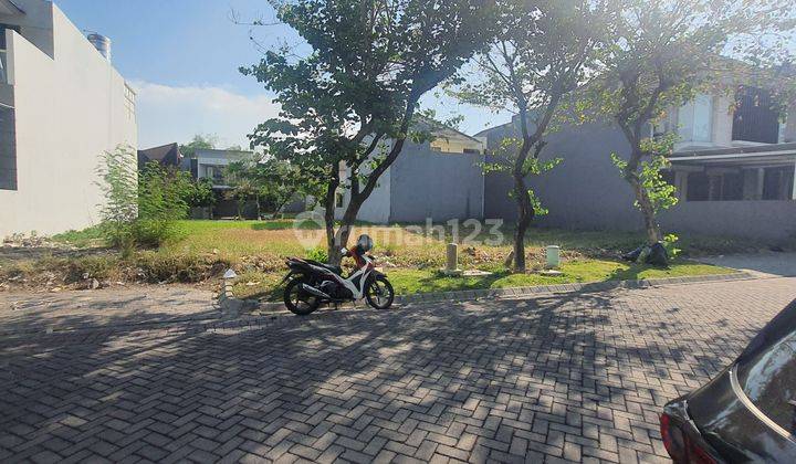 Kavling GRAHA FAMILI 
Perum Prestisius Surabaya Barat
LT 240 = 12x20 hadap Utara, Bentuk Tanah Kotak, DEKAT NATIONAL HOSPITAL, HOKKY, HARGA 20 jt /m2
Ada 2 KAVLING JEJER Tanah 1