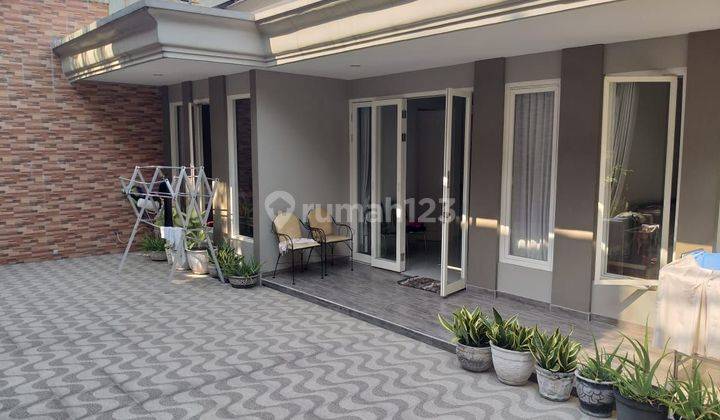 Manyar Jaya Rumah Lux 
10 X 30 M² Bagus, Lingkungan Aman, Shm,  Row Jln 3 Mobil, Jarang Ada. 1 Lantai Senior Tidak Perlu Naik Naik Tangga, Full Furnished

 2