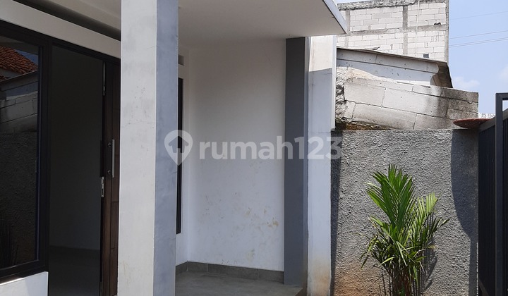 Rumah Minimalis Modern Selangkah ke Jalan Curug Depok