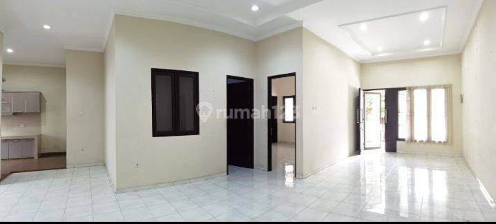 Dijual rumah baru 3 lantai minimalis di Intercon 1