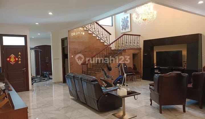 Dijual rumah bagus di Intercon Taman Kebon Jeruk 1