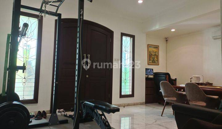 Dijual rumah bagus di Intercon Taman Kebon Jeruk 2