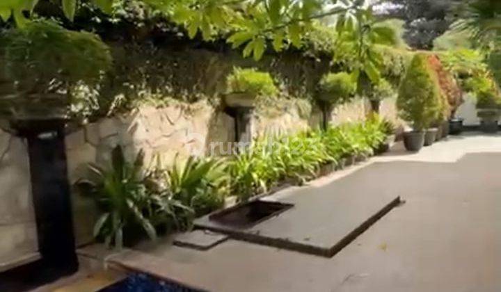 Dijual rumah bagus ada kolam renang di Intercon 2