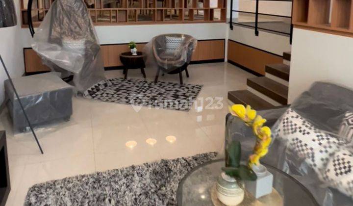 DIJUAL RUMAH BARU LUX FURNISHED KEREN BANGET DI DAERAH KEMBAR BANDUNG 1