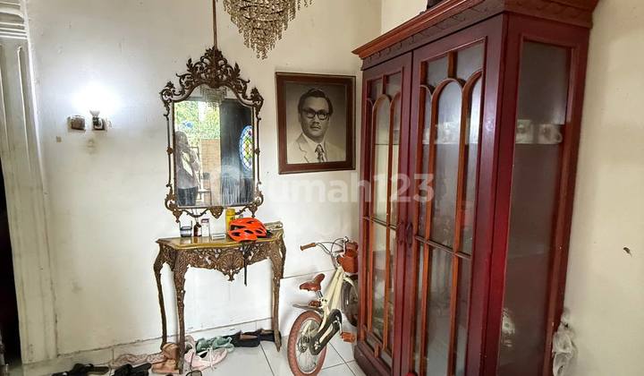 Rumah Lama Luas Cocok untuk Investasi di Tebet Dalam 2