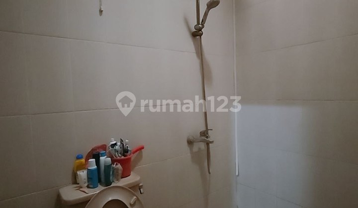 Rumah Kokoh Luas Dalam Komplek di Jatiwaringin Asri 2