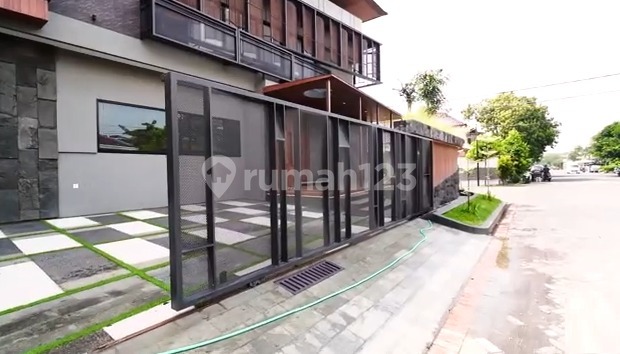 387 Dijual Rumah Manyar Kertoadi SHM 2 Lantai LT 340 m KT 6 KM 7