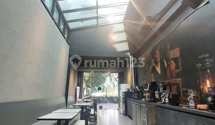 Gedung Showroom Mewah Slipi Hadap Timur Dekat Senayan Jakbar