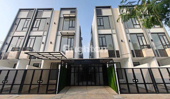 Rumah Baru 3 Lantai FREE FURNISH Kedoya Selatan Kebon Jeruk Jakarta Barat 1