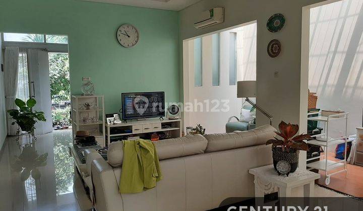 Rumah Dengan Halaman Belakang Luas Di Kebayoran Residence 2