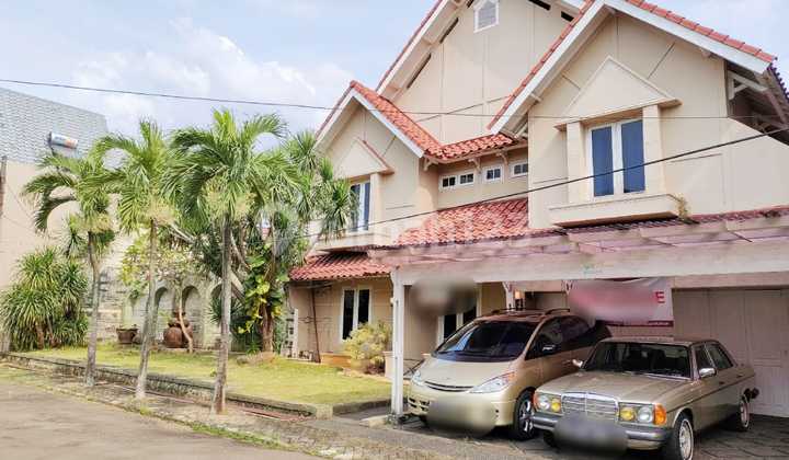Spacious House with Front Garden, Swimming Pool, Located in Pondok Ranji Sector 2