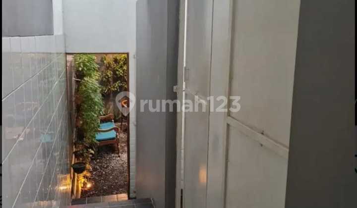 For Sale Ex-Restaurant House on the Main Road, Suitable for Restaurant, Cafe, Office, etc., in Cirendeu, East Ciputat, South Tangerang. 2