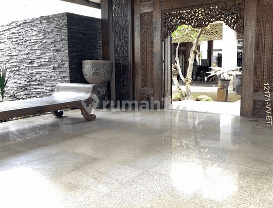 For Sale: Villa-Style House Equipped with a Gazebo and Swimming Pool