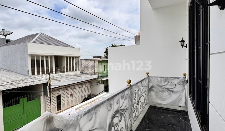 New 2-Storey Minimalist House in Babatan Beach Row 3 Cars 2