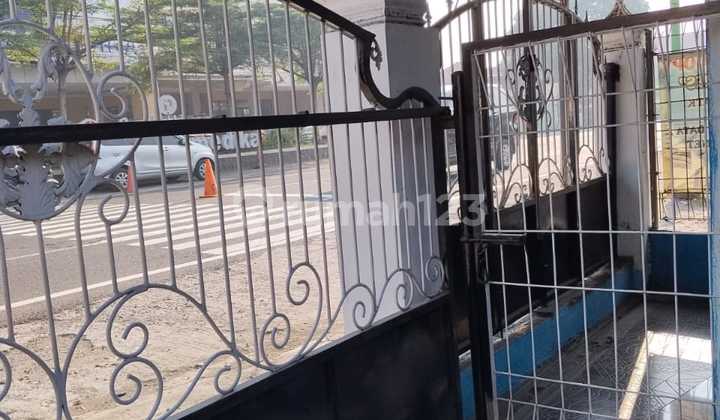 House Suitable for Business Sidoarjo in Front of Citra Medika Hospital Tarik