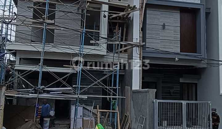 Minimalist New House in Manyar Under 2, 4 Car Road, Brand New House on Main Road, One Gate System, 4 Car Road 2