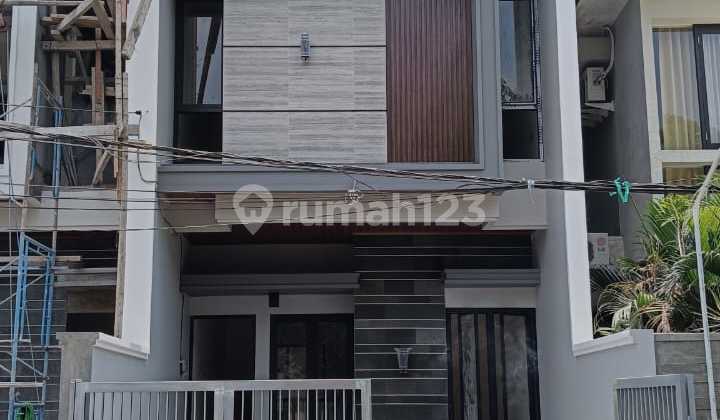 Minimalist New House in Manyar Under 2, 4 Car Road, Brand New House on Main Road, One Gate System, 4 Car Road