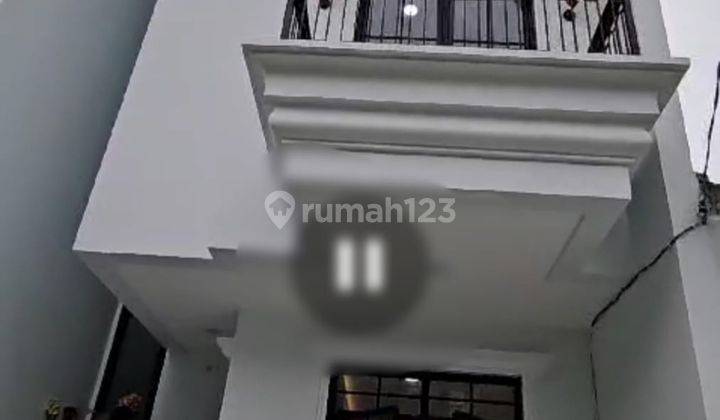 Rumah Baru Dan Bagus 3 Lantai di Taman Ratu 1