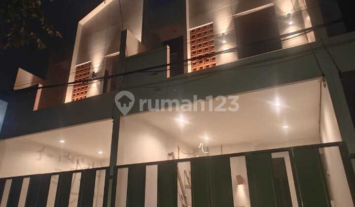 New 2-story house with wide streets