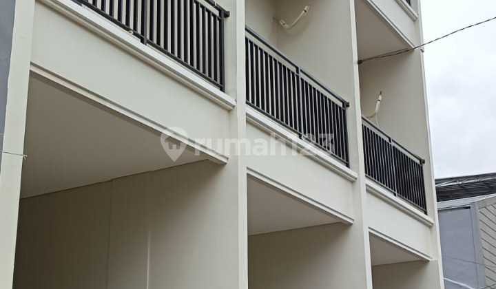 Rumah baru minimalis 3 lantai murah di Duri Kepa