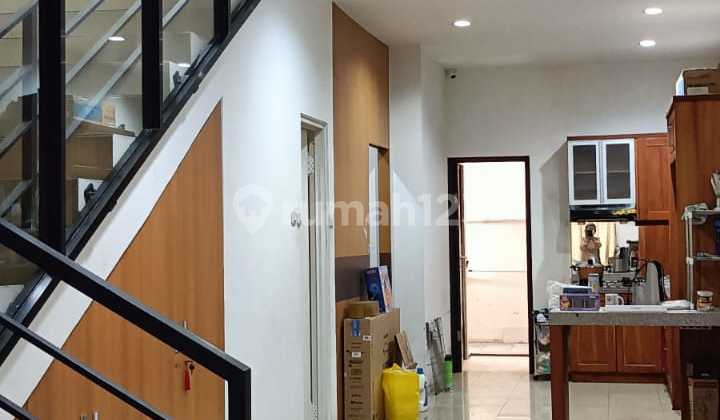 Rumah 2 Lantai Bebas Banjir dengan Jalanan 2 Mobil