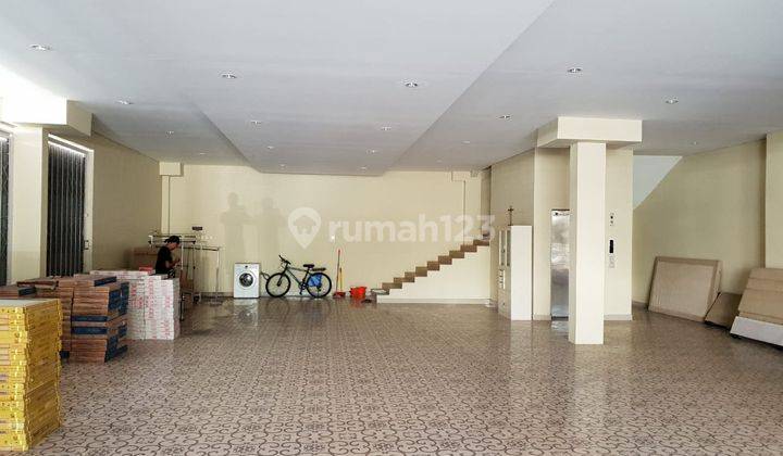 For Rent 3-Storey Shophouse With Lift On Jl. Imam Bonjol 2