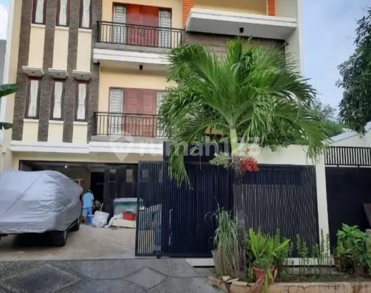 North-facing Coconut Gading House, 233m2, 3 Floors, Strategic Location.
