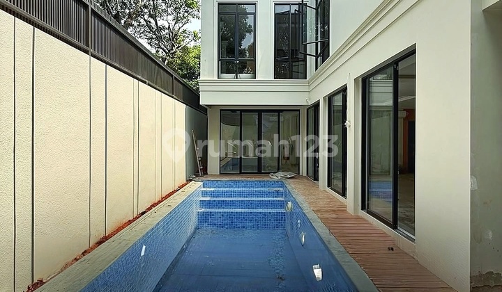 DIJUAL PONDOK INDAH BANGUNAN BARU JALAN LEBAR LINGKUNGAN TENANG DEPAN TAMAN POSISI HOEK