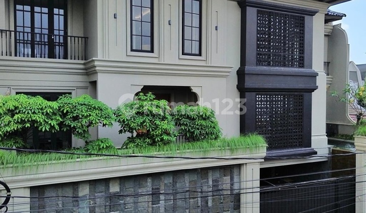 DIJUAL VETERAN JAKARTA SELATAN RUMAH CALSSIC MODERN DALAM KOMPLEK AKSES MUDAH POSISI HOEK DEKAT DENGAN TOL DAN MALL PONDOK INDAH SEMI FURNISHED SIAP HUNI