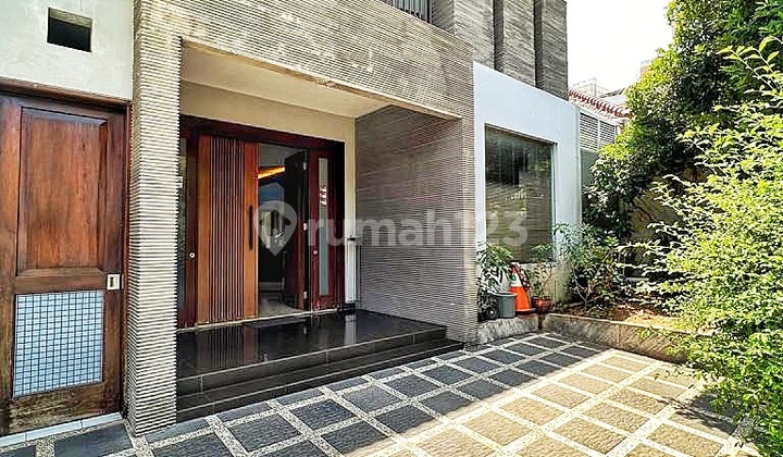 FOR SALE COTTAGE HOUSE IN PONDOK INDAH ONE STEP TO PIM MALL WIDE ROAD EASY ACCESS STURDY BUILDING