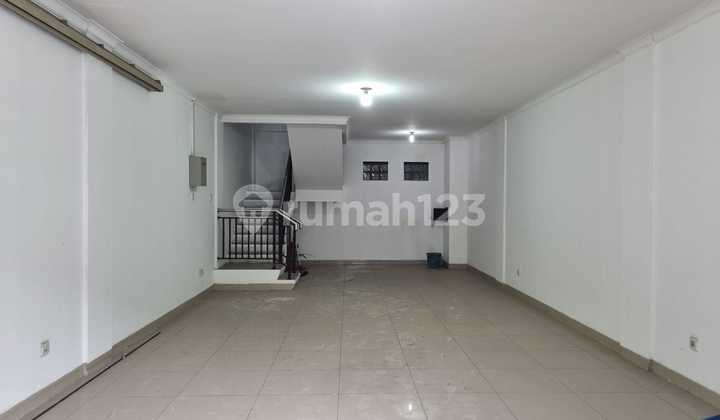 Ruko Lantai 1 nya saja 60m2 di Holis Regency Dekat Jalan Utama