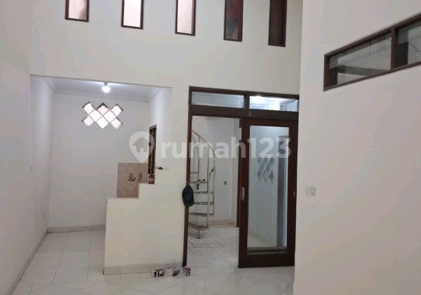 Ready-to-Occupy House in TKI 3, Taman Kopo Indah Ref.04996 2
