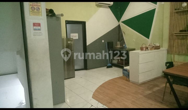 Sweet and Beautiful Shop House Strategically Located in South Jakarta Sweet and Beautiful Shop House Strategically Located in South Jakarta