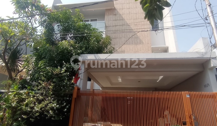 Rumah 3 Lantai Full Cantik Manis Lokasi Strategis Jakarta Barat