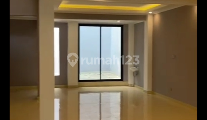 Beautiful 2-Story House That Makes Neighbors Take a Second Look