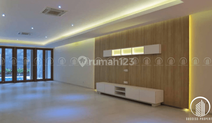 Rumah 2 Lantai Dengan Kolam Renang Pribadi Prime Area Menteng 2