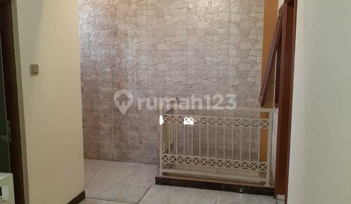 Rumah 2 lantai bagus siap huni di Taman Malaka Pondok Kelapa 9