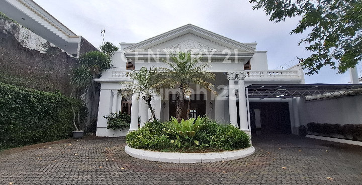 Rumah Luas 2 Lt di Menteng dengan Paviliun & Kolam Renang