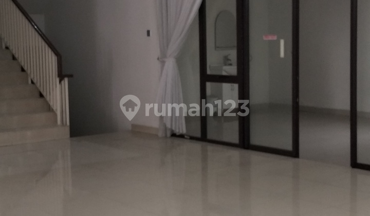 Rumah Besar Posisi Hoek Di Cluster Premium Bintaro 2