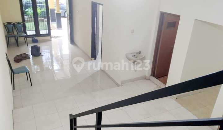 Ready-to-Occupy Home with Comfortable and Lush Living in Serpong.