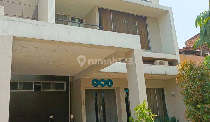 Rumah 3 Lantai Nyaman Lokasi Strategis di Raffles Hills, Cibubur, Depok 1