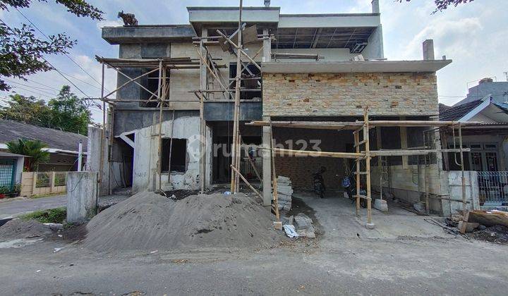 Rumah Bagus Dan Baru 3 Lantai Dekat Solo Baru 2