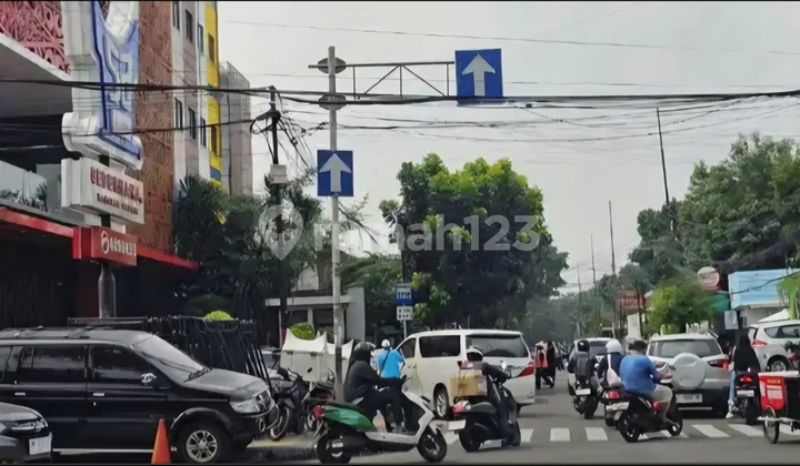 Roadside House Suitable for Business in Rawamangun, East Jakarta