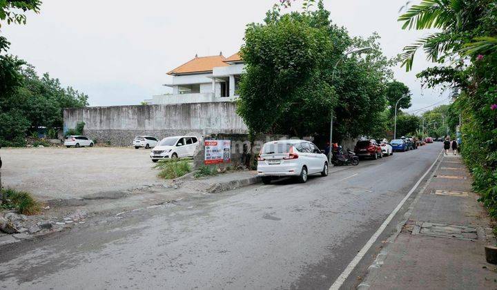 Beachfront land for sale on the German coast, Kuta near the Holiday Inn & Palm hotel suitable for villas, guesthouses and hotels with wide streets facing the sea with sunset views  1