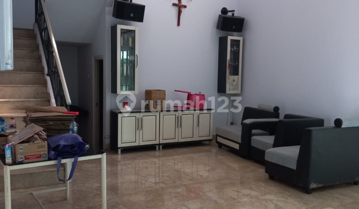 Disewakan Rumah Luas dan Strategis di Legenda Wisata Cibubur 2