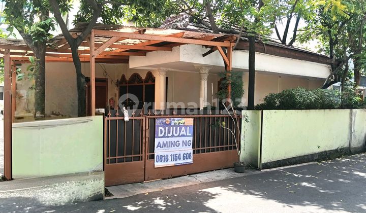 Hoek 1.5-Story House for Sale in a Scenic Environment, Tomang Grogol, West Jakarta. House Requires Minimal Renovation, SHM Certificate. Located at Jl. Mandala Utara Raya No. 24, Tomang, Grogol Petamburan, West Jakarta City, DKI Jakarta, Indonesia, 11440, Tomang.