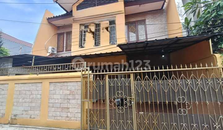 A Well-Maintained 2-Story House in a Quiet Neighborhood for Sale in Kota Bambu Utara, Palmerah, West Jakarta. A Good House with SHM at Jl. Kota Bambu Utara III No.14, Kota Bambu Utara, Palmerah, West Jakarta City, DKI Jakarta, Indonesia, 11420, Palmerah. 2