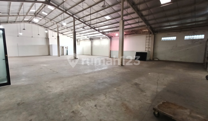 Gudang + Kantor Lantai 3 Luas Bangunan1000 Meter Siap Pakai Disewakan Sentra Niaga Harapan Indah Kabupaten Bekasi Jawa Barat Gudang