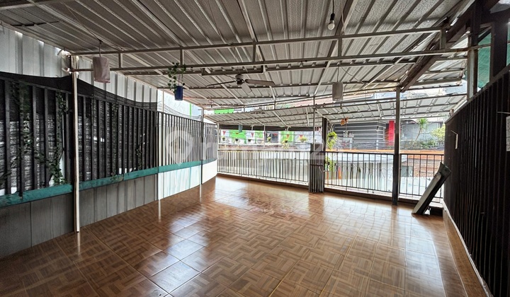 Large Business House for Sale and Active Boarding in Strategic Location, Tomang Grogol, West Jakarta. Boarding at Mie Gacoan, Jl. Tomang Raya No.48 RT.1/RW.3, Jati Pulo, Palmerah, West Jakarta City, DKI Jakarta, Indonesia, 11430. Tomang 527.0 m² with SHM. 2